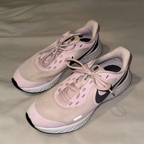 Nike Revolution running shoes. Size 5Y - Picture 5 of 6